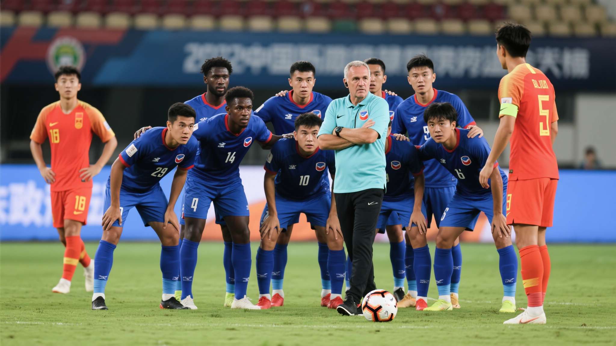 国足冲进2002世界杯 其次,团队凝聚力与战术执行力。 库拉索主帅对球队的战术纪律要求极为严格,全队在防